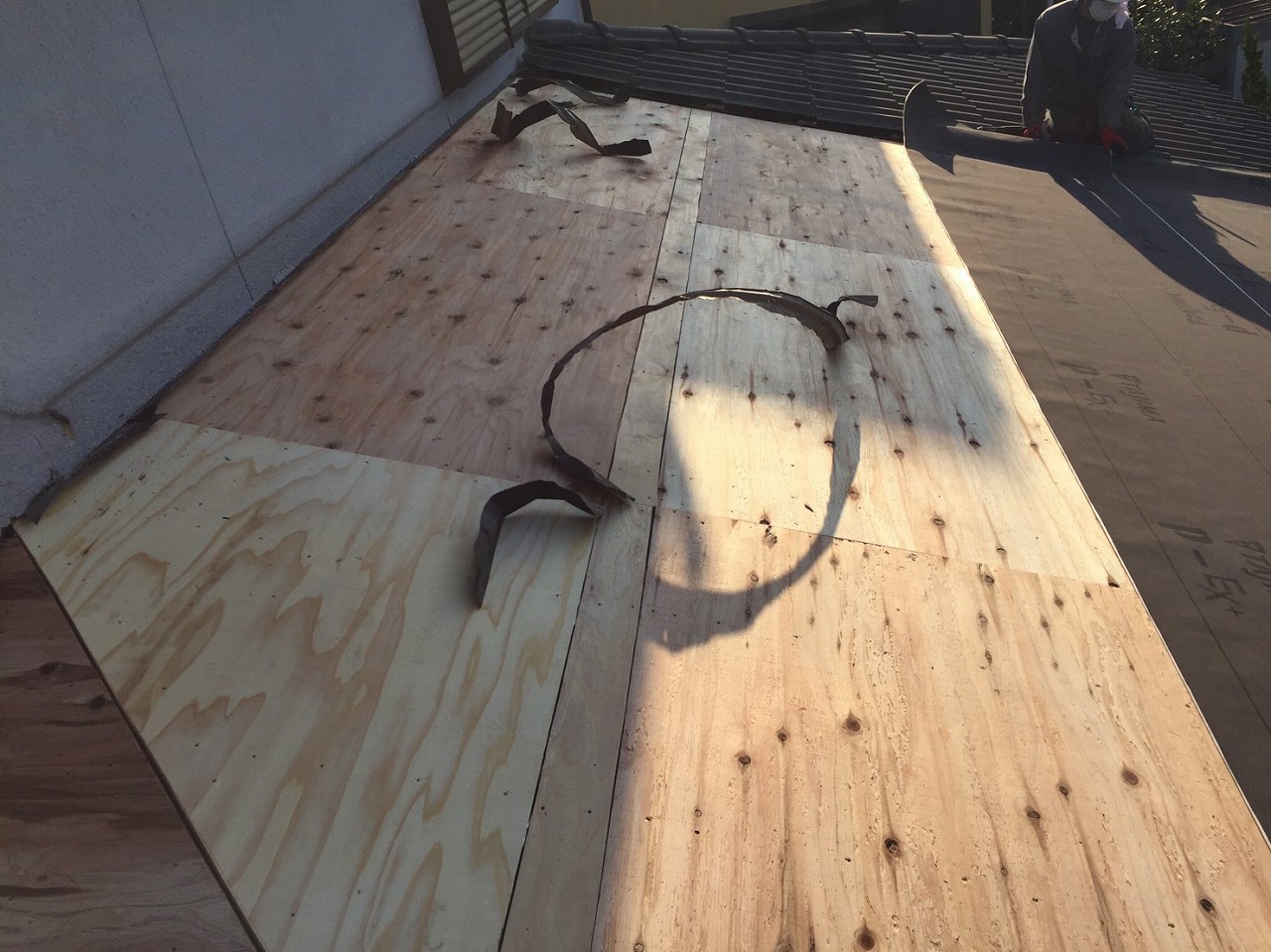 生駒市の葺き替え工事、下屋根の新雪野地板